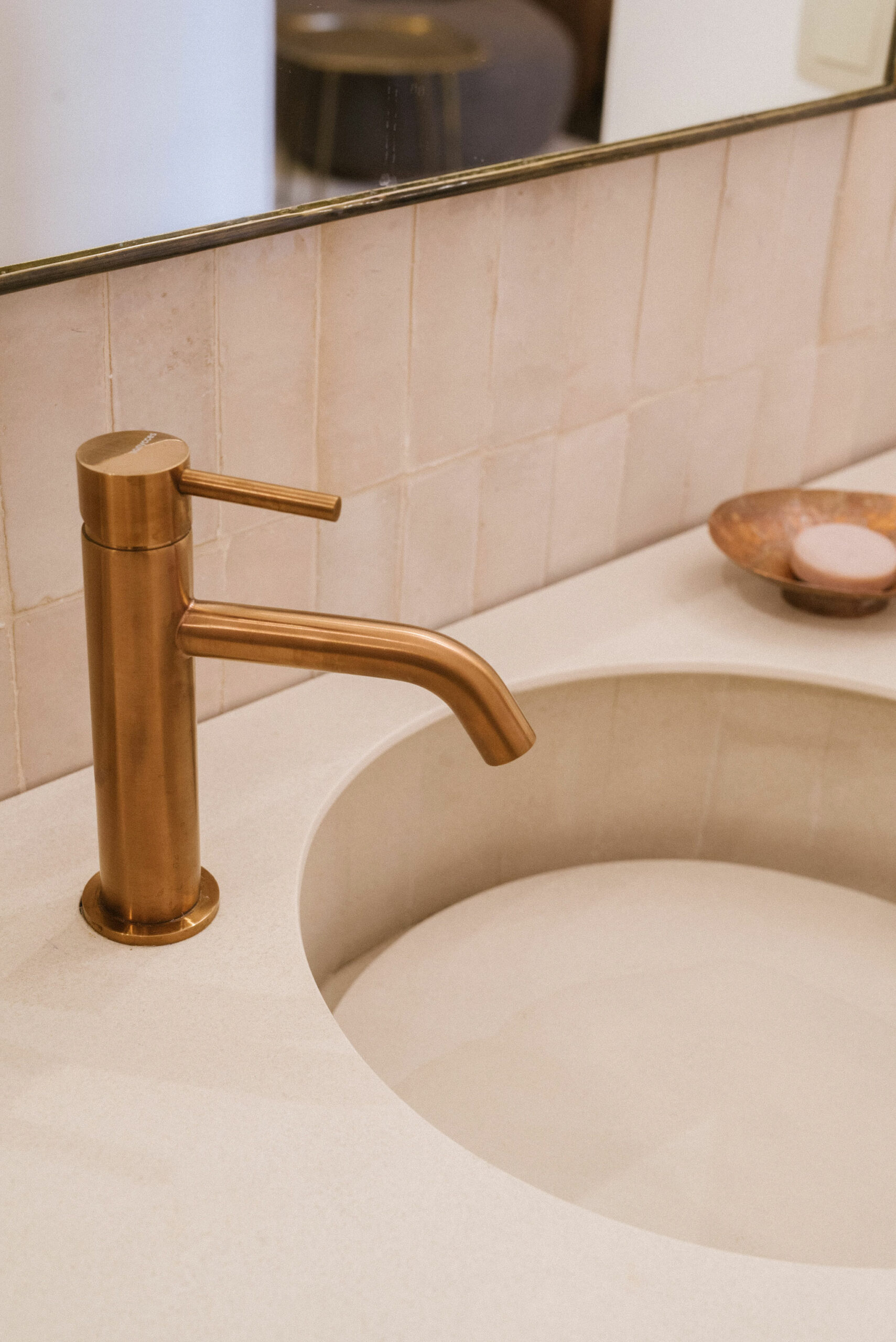 vasque design ronde sur mesure salle de bain Riad Nyla à Marrakech