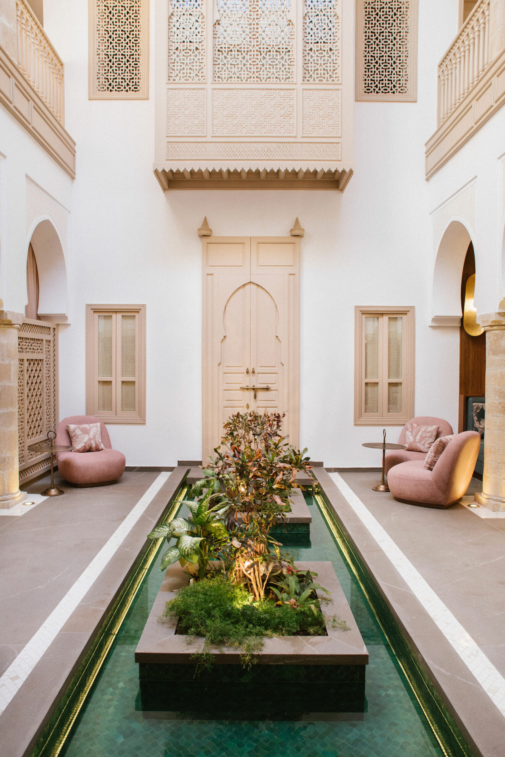 Patio bassin design et porte marocaine Riad Nyla Marrakech