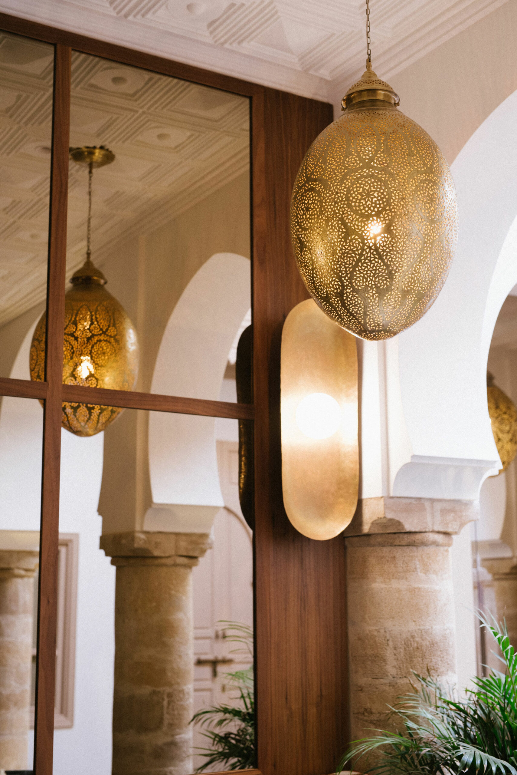 Lampe marocaine dorée artisanale.