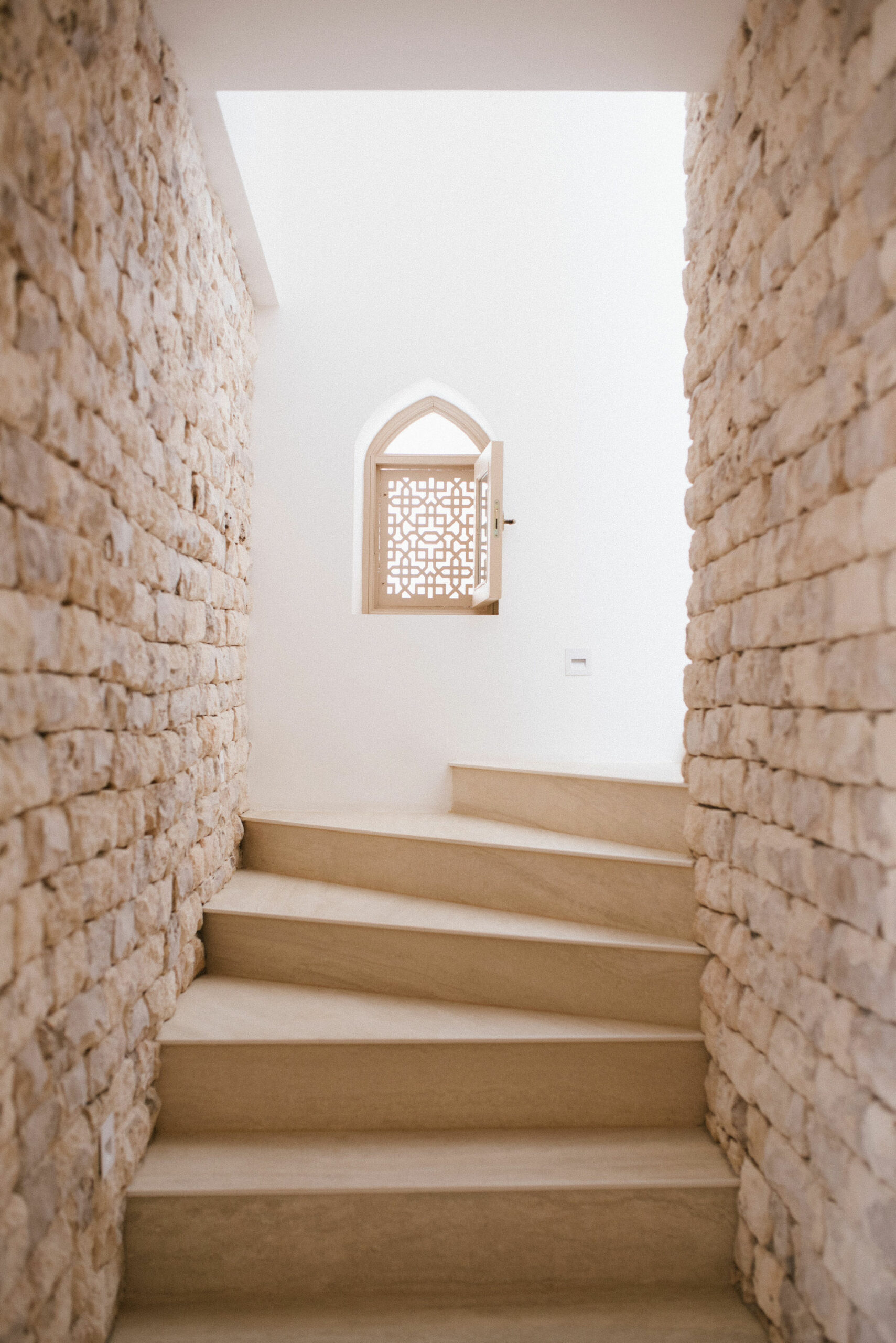 Escalier design et mur en pierre d'Essaouira Riad Marrakech
